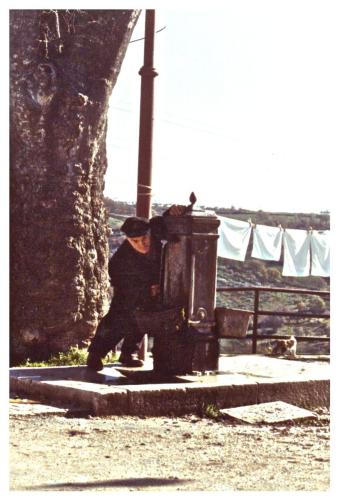 Antonio r'Matt beve al fontanino novembre 1972