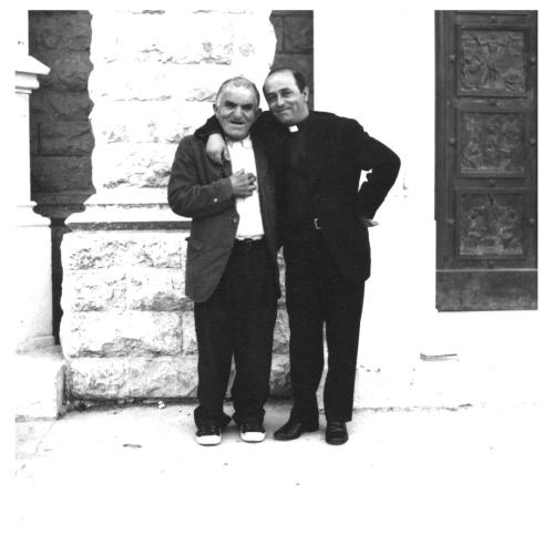 Antonio r Matt e don Giovanni Casilli a Castelpetroso 1974