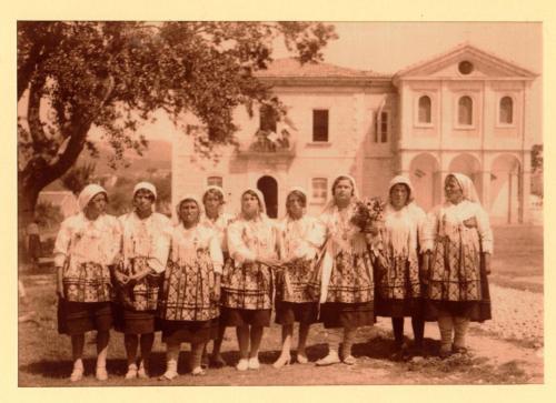 Donne in abito tradizionale davanti all'eremo San Rocco