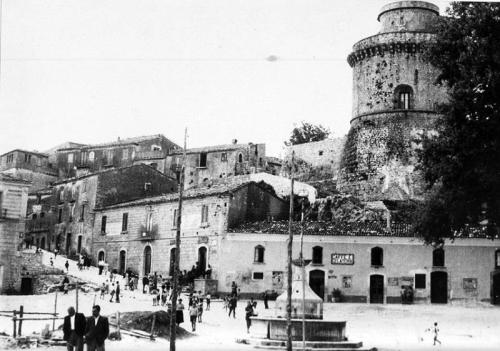 Torre Pontelandolfo con fregi campagna elettorale